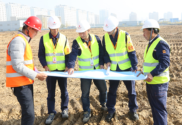 通威太陽能合肥基地10GW高效晶硅電池項目現場，工程部員工實地查看施工圖紙.jpg